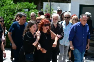Θρήνος και ανείπωτη συγκίνηση στην τελετή για τον Σωτήρη Τσόγκα – Δεν άντεξε δίπλα του η Μαίρη Ραζή
