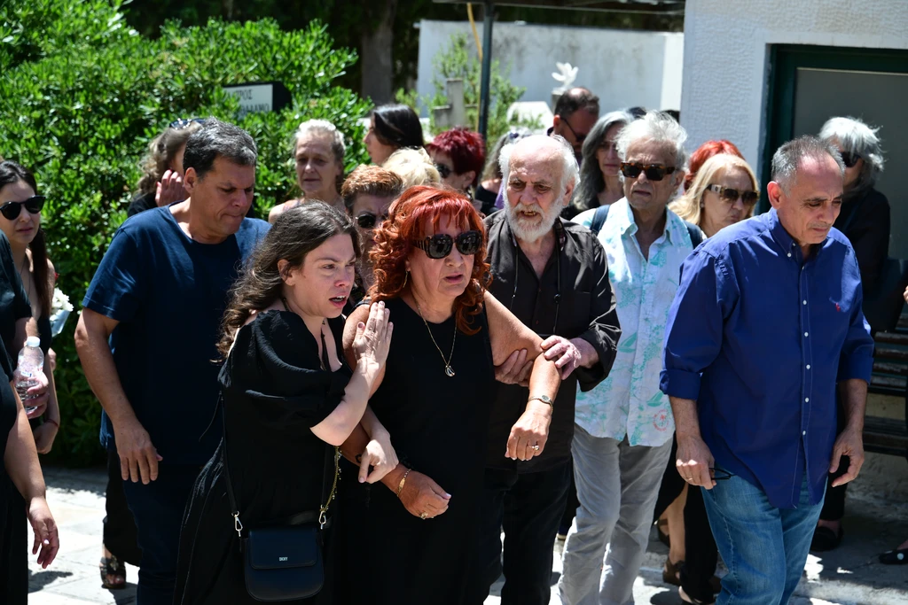 Θρήνος και ανείπωτη συγκίνηση στην τελετή για τον Σωτήρη Τσόγκα – Δεν άντεξε δίπλα του η Μαίρη Ραζή - NewsPoint.gr
