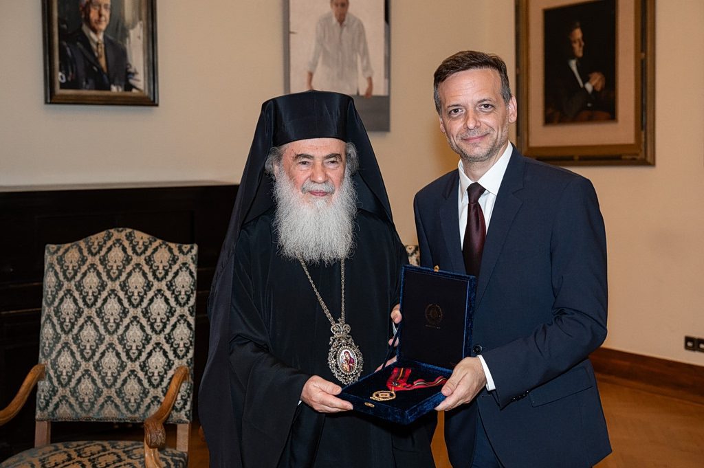 Συγκίνηση στην Αθήνα: Το Μετάλλιο της Πόλεως απονεμήθηκε στον Πατριάρχη Ιεροσολύμων για το ανεκτίμητο έργο του 1 Συγκίνηση στην Αθήνα: Το Μετάλλιο της Πόλεως απονεμήθηκε στον Πατριάρχη Ιεροσολύμων για το ανεκτίμητο έργο του - NewsPoint.gr