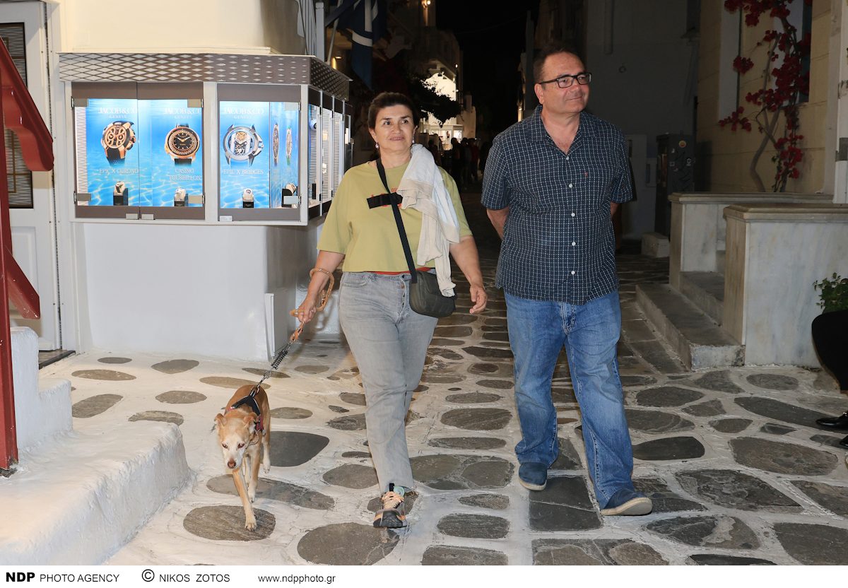 Η δημόσια εμφάνιση που αναστάτωσε τη Μύκονο: Η Άννα Κουρή με τον γοητευτικό σύζυγό της και το σκυλάκι τους – Δείτε τις φωτογραφίες που συζητιούνται παντού! 1 Η δημόσια εμφάνιση που αναστάτωσε τη Μύκονο: Η Άννα Κουρή με τον γοητευτικό σύζυγό της και το σκυλάκι τους – Δείτε τις φωτογραφίες που συζητιούνται παντού! - NewsPoint.gr
