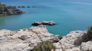 Απίστευτη ανακάλυψη στη Λήμνο: Τουρίστες «πάγωσαν» όταν βρήκαν ανθρώπινα οστά σε γνωστή παραλία – Τι αποκάλυψαν οι έρευνες