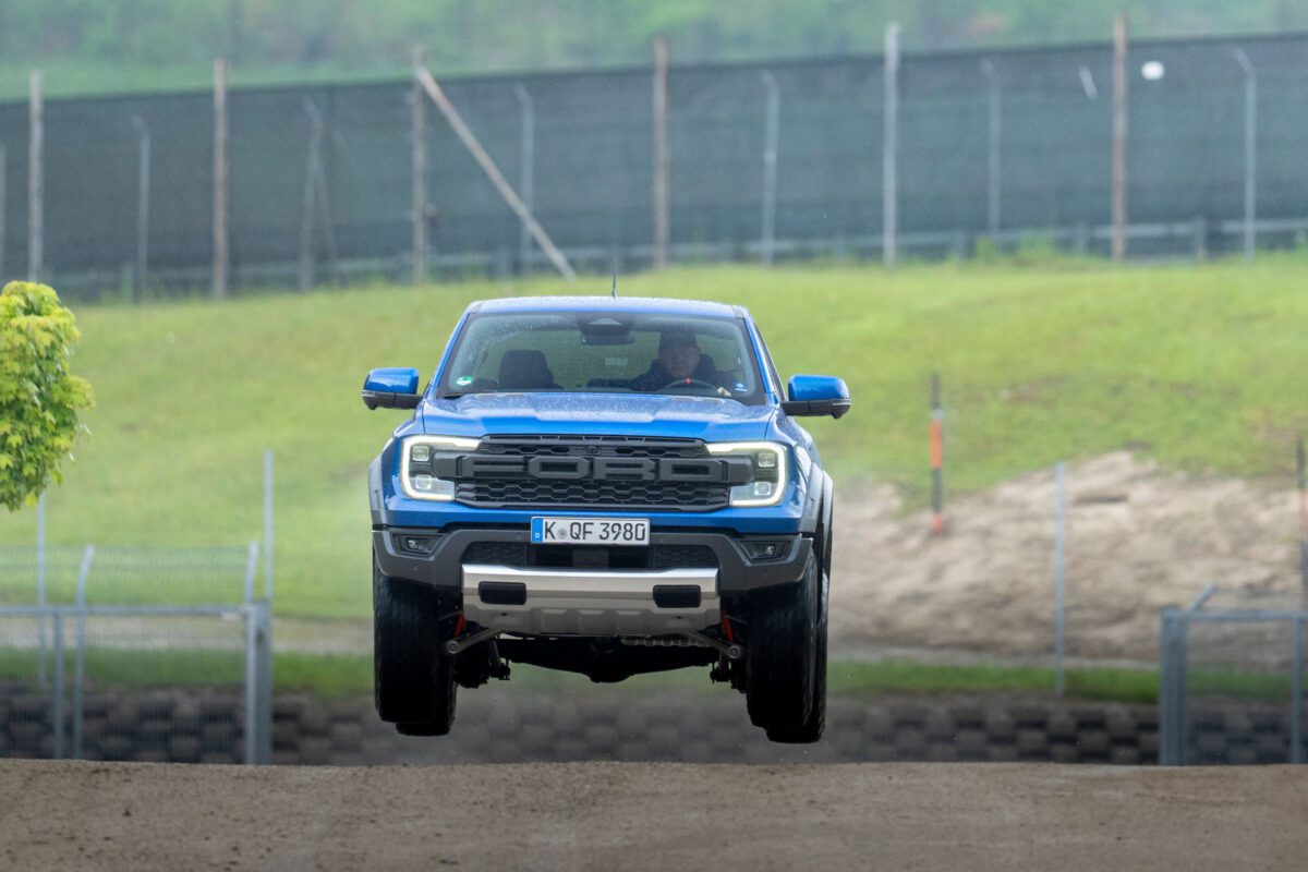 Κανείς δεν φανταζόταν πως το Ford Ranger Raptor μπορεί να... απογειωθεί τόσο συναρπαστικά με απόλυτη ασφάλεια! 1 Κανείς δεν φανταζόταν πως το Ford Ranger Raptor μπορεί να... απογειωθεί τόσο συναρπαστικά με απόλυτη ασφάλεια! - NewsPoint.gr