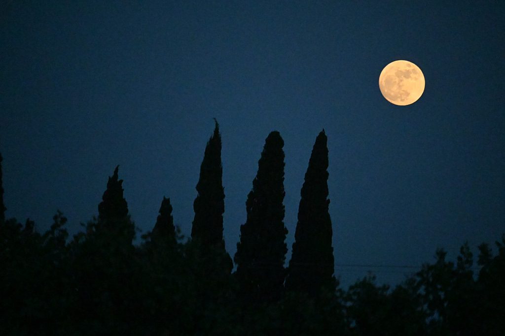 Το σπάνιο Μπλε Φεγγάρι που άφησε άφωνους τους Έλληνες – Μαγεία και μυστήριο στον ουρανό του Σουνίου - NewsPoint.gr