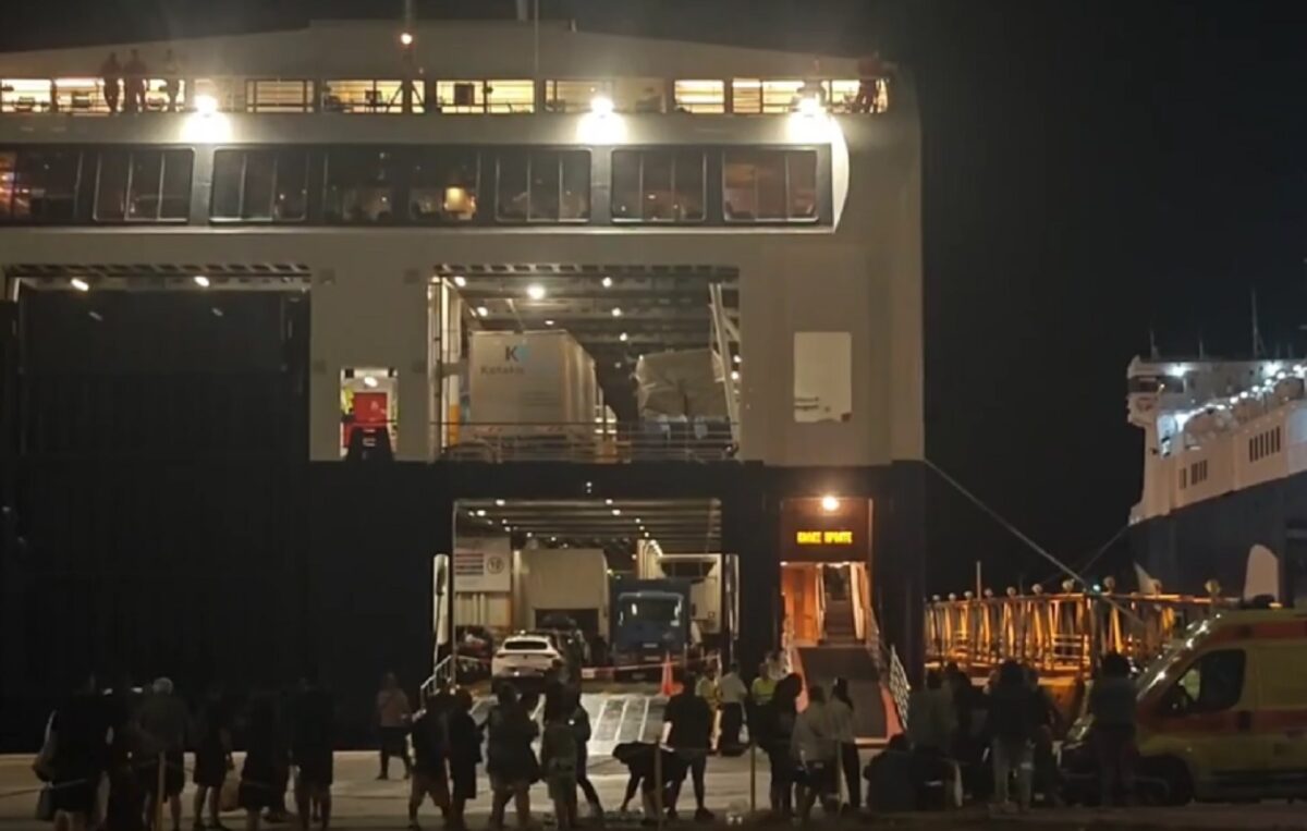 Απίστευτες σκηνές στο Λαύριο: Εκκένωση και μπλόκο για βόμβα στο «Blue Star 2» με 1050 άτομα – Αγωνία και φόβος στο λιμάνι - NewsPoint.gr