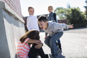 Σοβαρό περιστατικό βίας στην Εύβοια: Μαθήτριες εξαπολύουν αδυσώπητη επίθεση σε συμμαθήτριά τους – Συλλήψεις συγκλονίζουν την τοπική κοινωνία