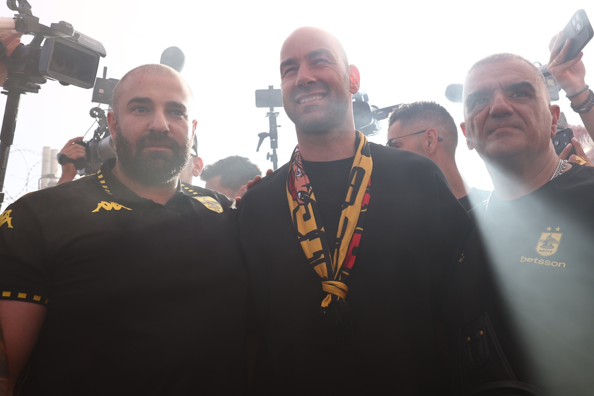 Το αεροδρόμιο πήρε φωτιά για τον Βασίλη Σπανούλη – Η ανεπανάληπτη υποδοχή που σάρωσε τη Θεσσαλονίκη 1 Το αεροδρόμιο πήρε φωτιά για τον Βασίλη Σπανούλη – Η ανεπανάληπτη υποδοχή που σάρωσε τη Θεσσαλονίκη - NewsPoint.gr