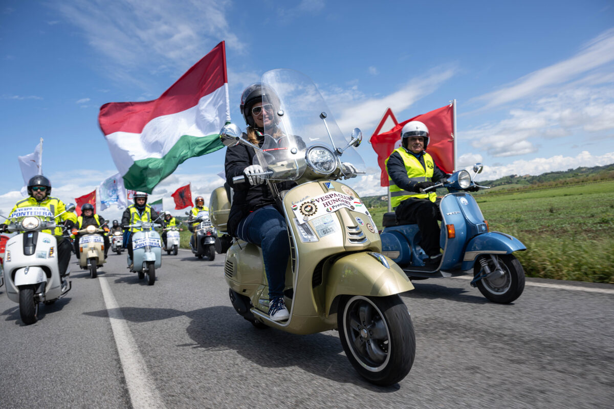Απίστευτη γιορτή στη Ρώμη: Η Vespa κλείνει 80 χρόνια και προκαλεί παγκόσμιο θαυμασμό! - NewsPoint.gr