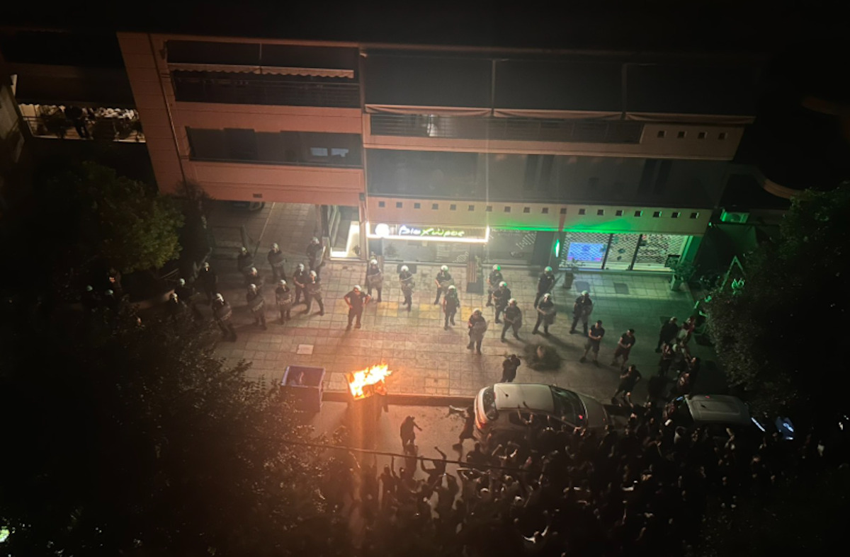 Σκηνές χάους στη Λάρισα: Άγρια επεισόδια έξω από το σπίτι του Αχιλλέα Νταβέλη λόγω της ΑΕΛ Novibet – Οι εικόνες που κανείς δεν περίμενε 1 Σκηνές χάους στη Λάρισα: Άγρια επεισόδια έξω από το σπίτι του Αχιλλέα Νταβέλη λόγω της ΑΕΛ Novibet – Οι εικόνες που κανείς δεν περίμενε - NewsPoint.gr