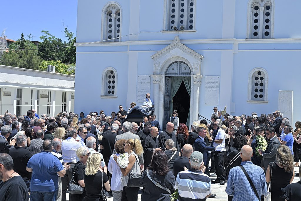 Ανείπωτο Συναίσθημα στο Α' Νεκροταφείο: Το συγκινητικό «αντίο» στον Ανδρέα Μαζαράκη που σάρωσε τα social media - NewsPoint.gr