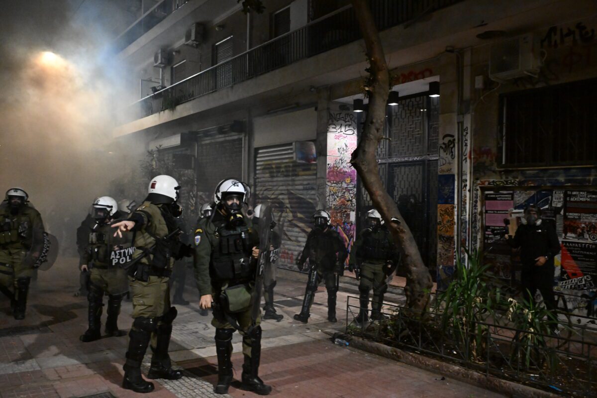 Εξάρχεια: Επεισοδιακή νύχτα με μολότοφ, άγριο κυνηγητό και προσαγωγές που πάγωσαν την περιοχή – Δείτε τι συνέβη - NewsPoint.gr