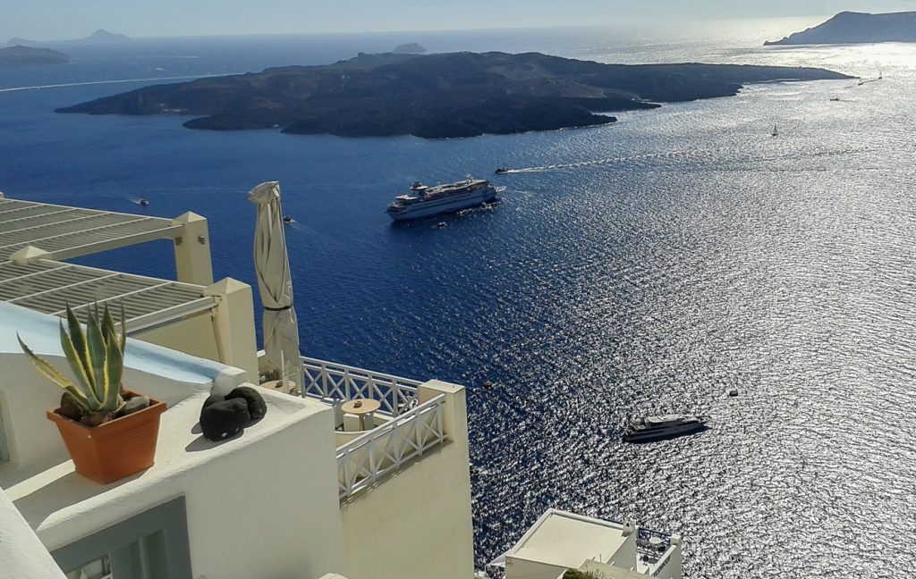 Χάος στη Σαντορίνη με ακυρώσεις κρουαζιερόπλοιων: Η κρίση που απείλησε τον τουρισμό και έφερε συγκρούσεις! - NewsPoint.gr