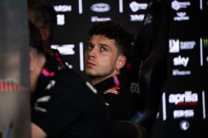 «Απίστευτη ανατροπή στο MotoGP: Η βίαιη αντίδραση του Μπετσέκι, ο αποκλεισμός-σοκ και οι εκρηκτικές αντιδράσεις των οδηγών!»