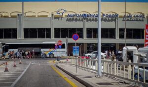 Απίστευτη αγωνία στον αέρα: Αναγκαστική προσγείωση Boeing στη Ρόδο προκαλεί συναγερμό!