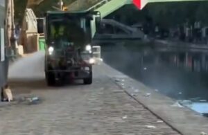 Απίστευτες εικόνες στο Παρίσι: Υπάλληλος πετά σκουπίδια σε κανάλι γεμάτο με λουόμενους και προκαλεί οργή!