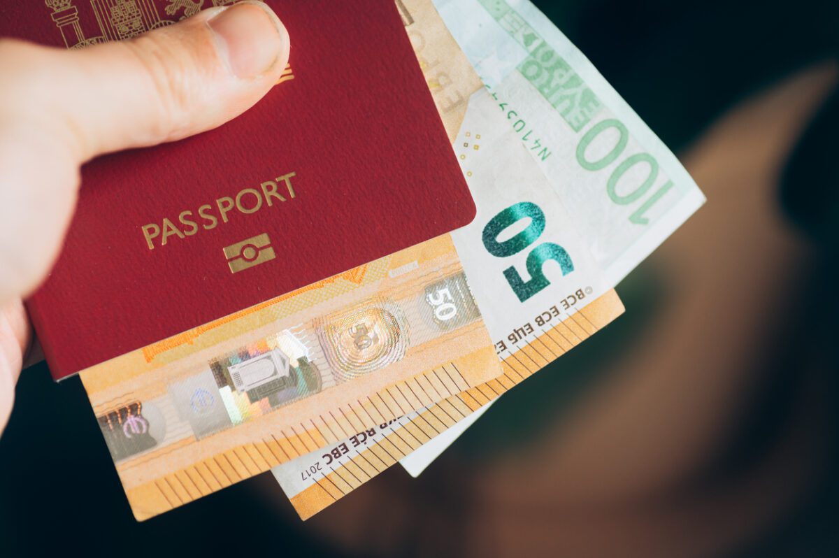 Η κίνηση-έκπληξη της ΑΑΔΕ: Πώς 500.000 ευρώ ανοίγουν το φορολογικό «παράθυρο» σε επενδυτές του εξωτερικού - NewsPoint.gr