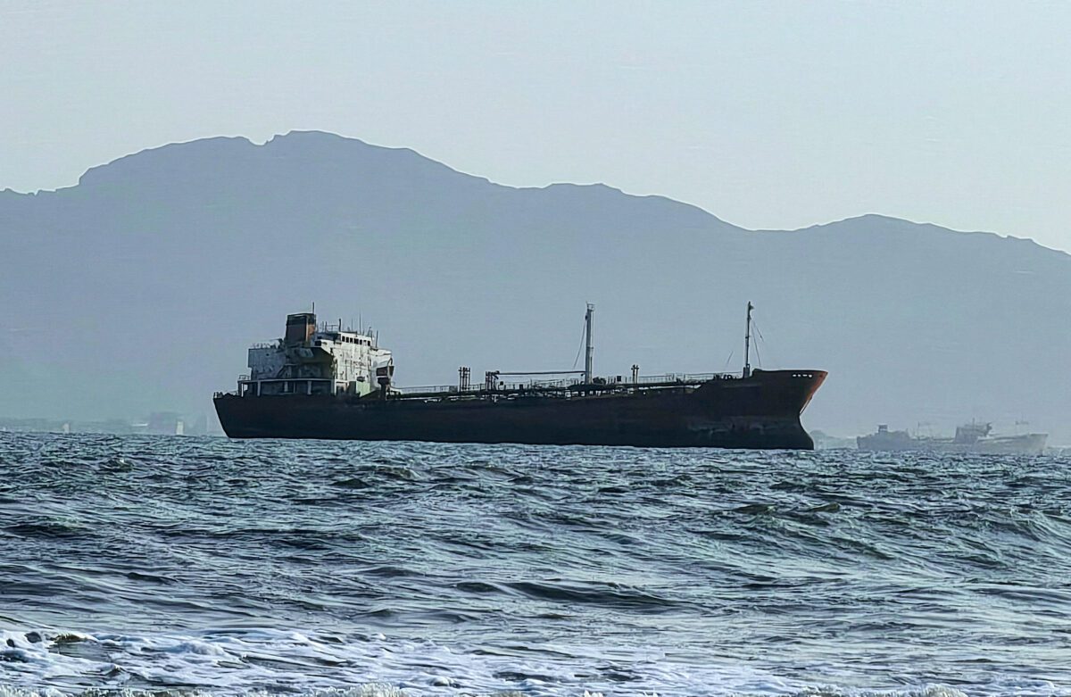 Κατάληψη σοκ: Σομαλοί πειρατές αρπάζουν δεξαμενόπλοιο με διεθνές πλήρωμα στην Υεμένη – Οι αποκαλύψεις που παγώνουν το Αιγαίο 1 Κατάληψη σοκ: Σομαλοί πειρατές αρπάζουν δεξαμενόπλοιο με διεθνές πλήρωμα στην Υεμένη – Οι αποκαλύψεις που παγώνουν το Αιγαίο - NewsPoint.gr