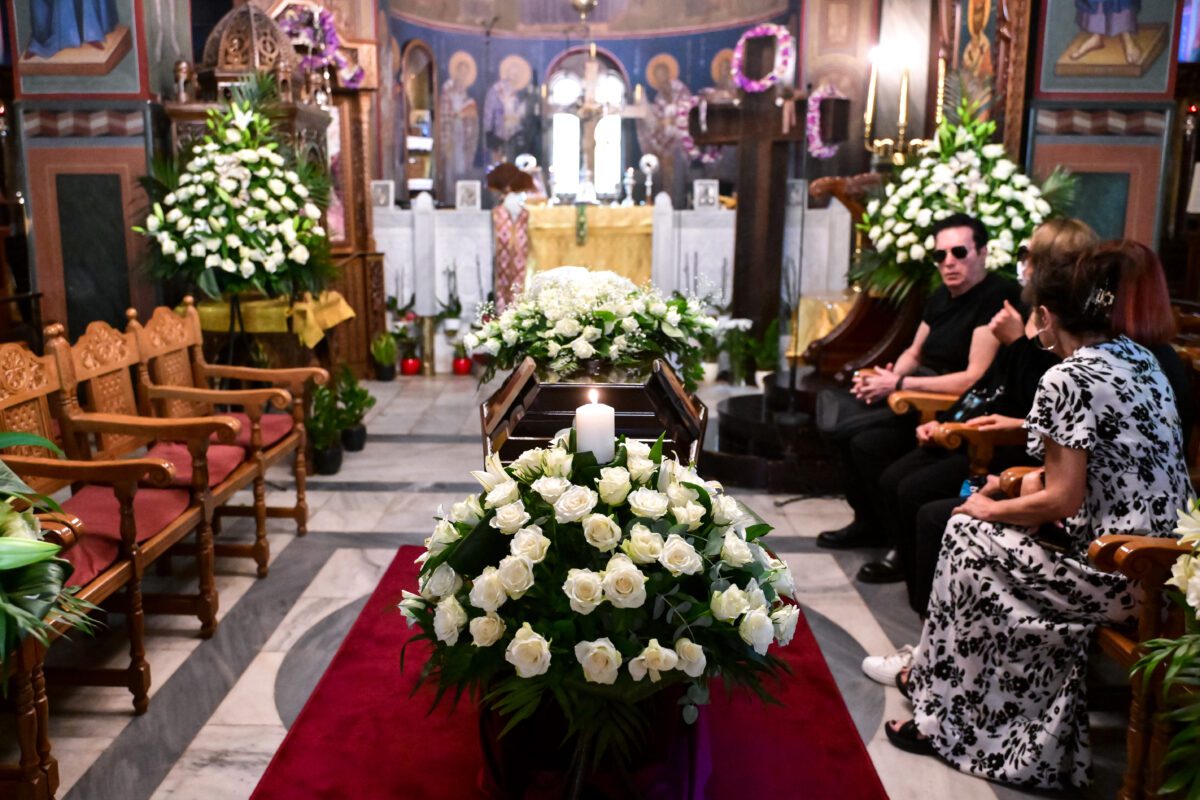 Δάκρυα και συγκίνηση στην κηδεία της Μαίρης Λίντα – Το συγκλονιστικό «αντίο» σε μια ζωντανή θρύλο! - NewsPoint.gr