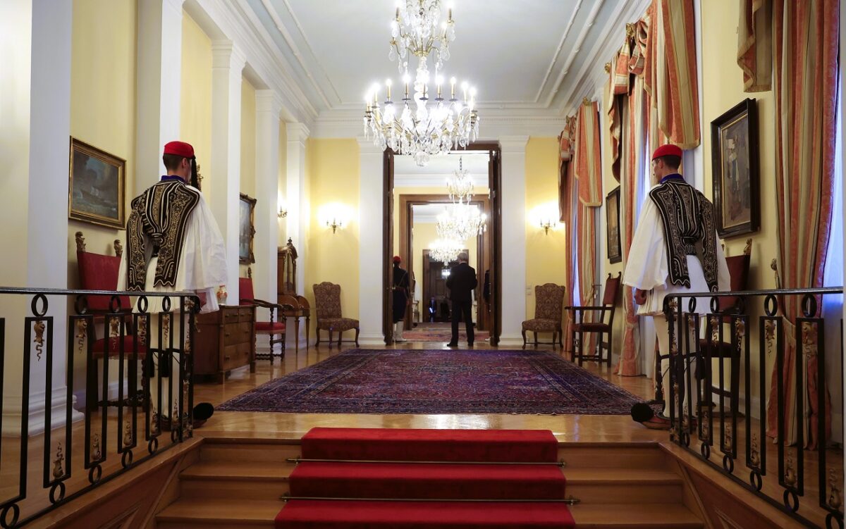 Η ανατροπή στη δεξίωση του Προεδρικού Μεγάρου για την 52η επέτειο της Δημοκρατίας – Αλλάζει τα πάντα ο καιρός! - NewsPoint.gr