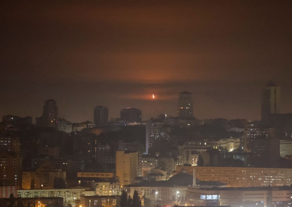 Απίστευτες εικόνες τρόμου: Βαλλιστικοί πύραυλοι πλήττουν το Κίεβο - Φωτιές και εκρήξεις παντού! 1 Απίστευτες εικόνες τρόμου: Βαλλιστικοί πύραυλοι πλήττουν το Κίεβο - Φωτιές και εκρήξεις παντού! - NewsPoint.gr
