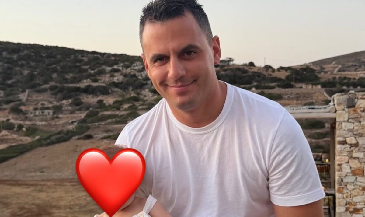 Η στιγμή που «έλιωσε» το Instagram: Η τρυφερή αγκαλιά του Παναγιώτη Κουτσουμπή με την κόρη του στην Αντίπαρο και το σχόλιο της Καινούργιου που συγκίνησε τους πάντες! 1 Η στιγμή που «έλιωσε» το Instagram: Η τρυφερή αγκαλιά του Παναγιώτη Κουτσουμπή με την κόρη του στην Αντίπαρο και το σχόλιο της Καινούργιου που συγκίνησε τους πάντες! - NewsPoint.gr