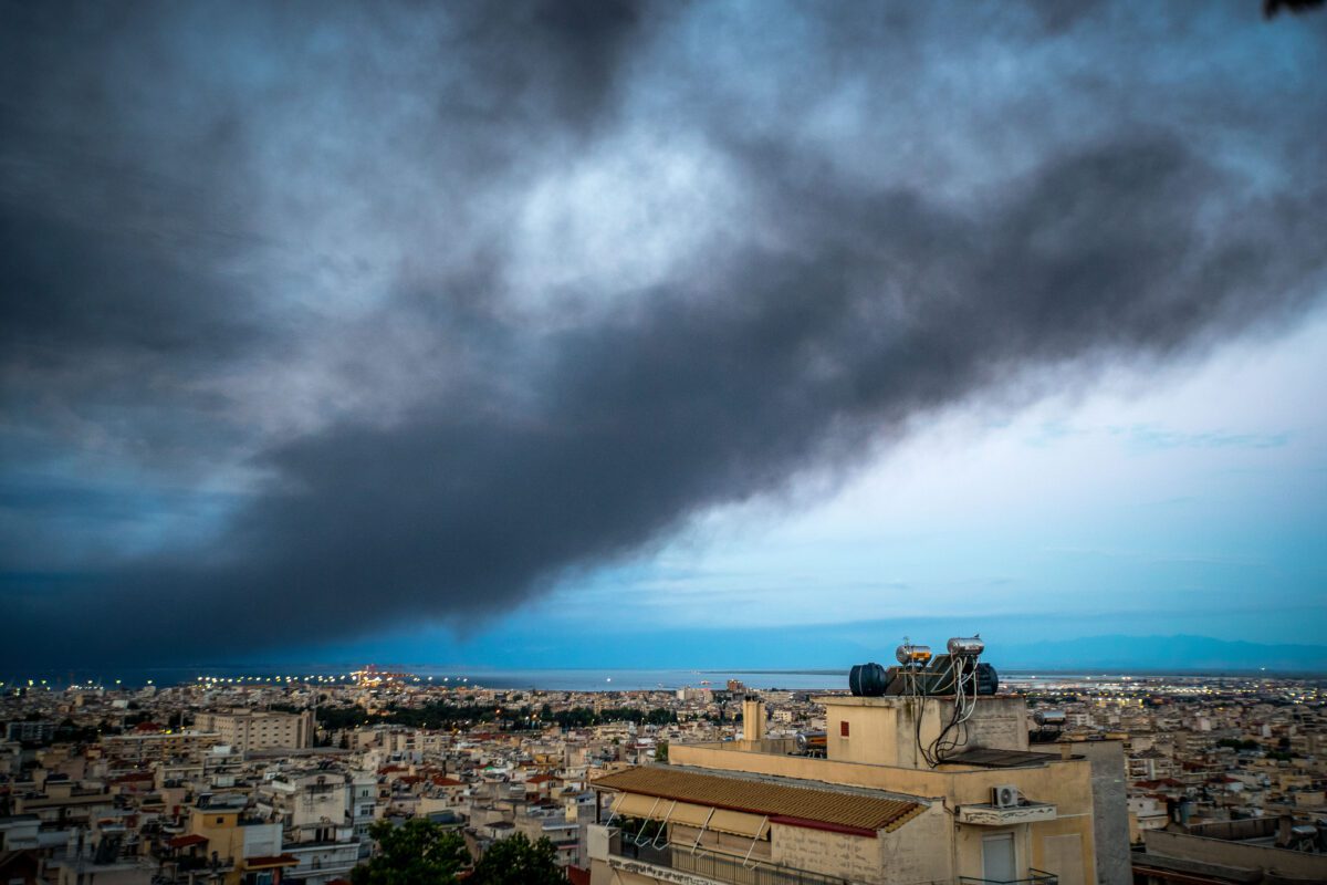 Απίστευτο σοκ: Μαύρο τοξικό σύννεφο 20 χλμ έπνιξε τη Θεσσαλονίκη μετά τη φωτιά στο Ωραιόκαστρο! 1 Απίστευτο σοκ: Μαύρο τοξικό σύννεφο 20 χλμ έπνιξε τη Θεσσαλονίκη μετά τη φωτιά στο Ωραιόκαστρο! - NewsPoint.gr