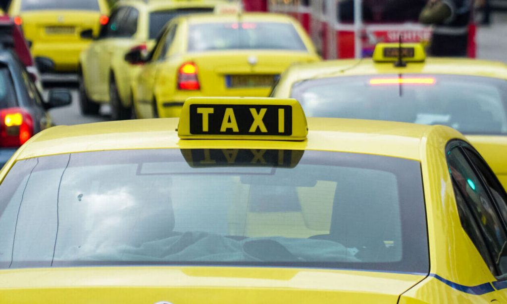 Σάλος στον Πειραιά: Οδηγός ταξί φέρεται να απείλησε άγρια 17χρονους επειδή αρνήθηκαν την υπερβολική χρέωση! - NewsPoint.gr