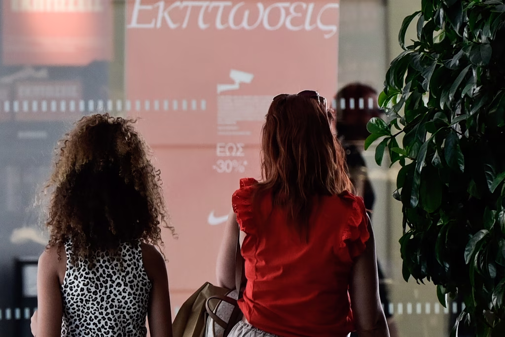 Απίστευτη ανατροπή: Ανοιχτά τα καταστήματα αυτή την Κυριακή με «καυτές» εκπτώσεις – Τι αλλάζει για καταναλωτές και εργαζόμενους 1 Απίστευτη ανατροπή: Ανοιχτά τα καταστήματα αυτή την Κυριακή με «καυτές» εκπτώσεις – Τι αλλάζει για καταναλωτές και εργαζόμενους - NewsPoint.gr