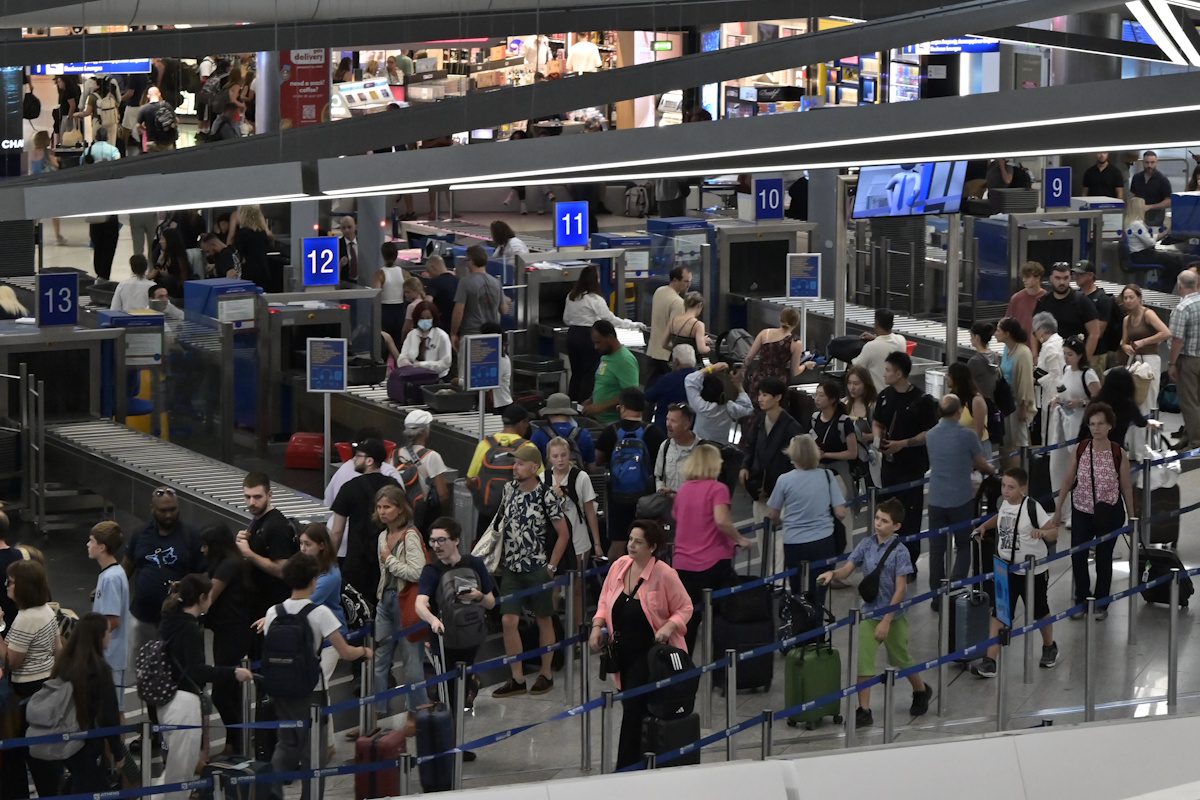 Απίστευτες αλλαγές στα αεροπορικά ταξίδια: Τι πρέπει να γνωρίζουν οι επιβάτες για τις νέες αποζημιώσεις και τα δικαιώματά τους - NewsPoint.gr