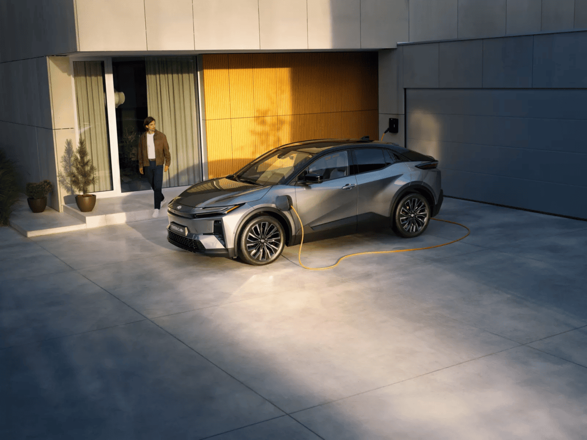 Αυτό που αλλάζει τα πάντα: Η Toyota φέρνει το HomeCharge και δίνει λύση για τους ιδιοκτήτες ηλεκτρικών οχημάτων! - NewsPoint.gr