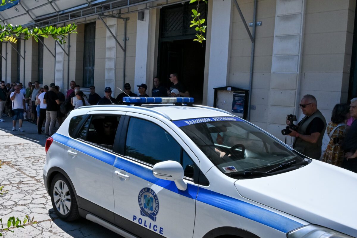 Σοκ στο Ναύπλιο: Η κρίσιμη απολογία των αστυνομικών για τον πυροβολισμό του 20χρονου στο Άργος – Ολονύκτιο θρίλερ με τη ζωή του νεαρού 1 Σοκ στο Ναύπλιο: Η κρίσιμη απολογία των αστυνομικών για τον πυροβολισμό του 20χρονου στο Άργος – Ολονύκτιο θρίλερ με τη ζωή του νεαρού - NewsPoint.gr