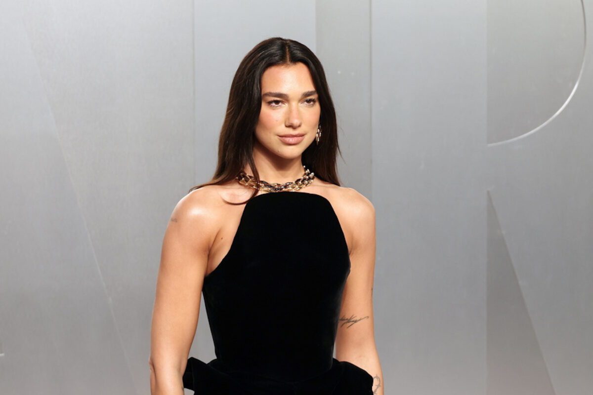 Η Dua Lipa ρίχνει «φωτιά» στην Αλβανία: Το ξέσπασμά της για τα σχέδια Κούσνερ και η «επανάσταση των φλαμίνγκο» που συγκλονίζει - NewsPoint.gr