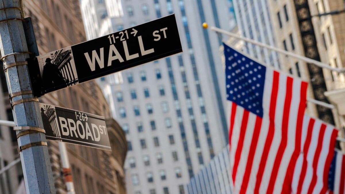 Η Wall Street εκτοξεύεται μετά τη θεαματική βουτιά του πληθωρισμού – Ποιοι δείκτες ανέβηκαν και τι σημαίνει για την οικονομία; 1 Η Wall Street εκτοξεύεται μετά τη θεαματική βουτιά του πληθωρισμού – Ποιοι δείκτες ανέβηκαν και τι σημαίνει για την οικονομία; - NewsPoint.gr