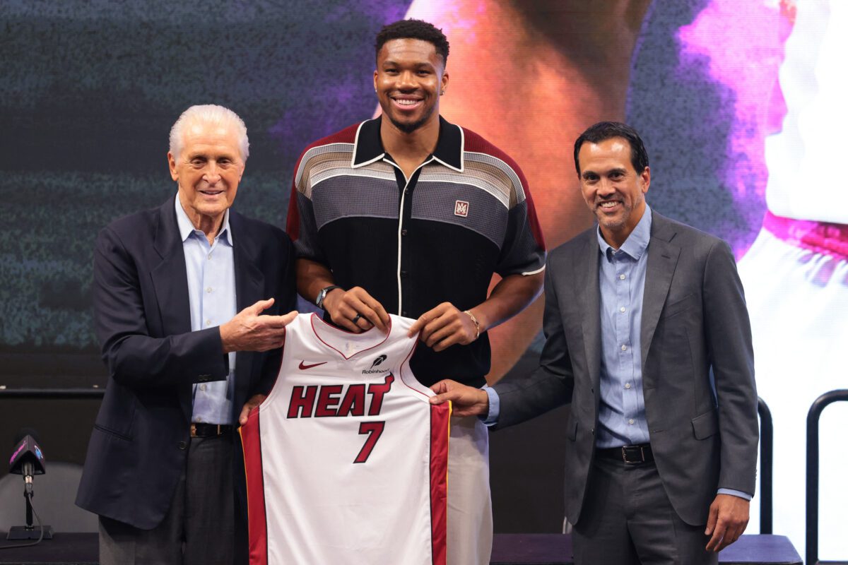 Η ανακοίνωση που τάραξε το NBA: Ο Γιάννης Αντετοκούνμπο εισβάλλει στους Μαϊάμι Χιτ – Τα λόγια που συγκίνησαν τους πάντες για το νέο νούμερο - NewsPoint.gr
