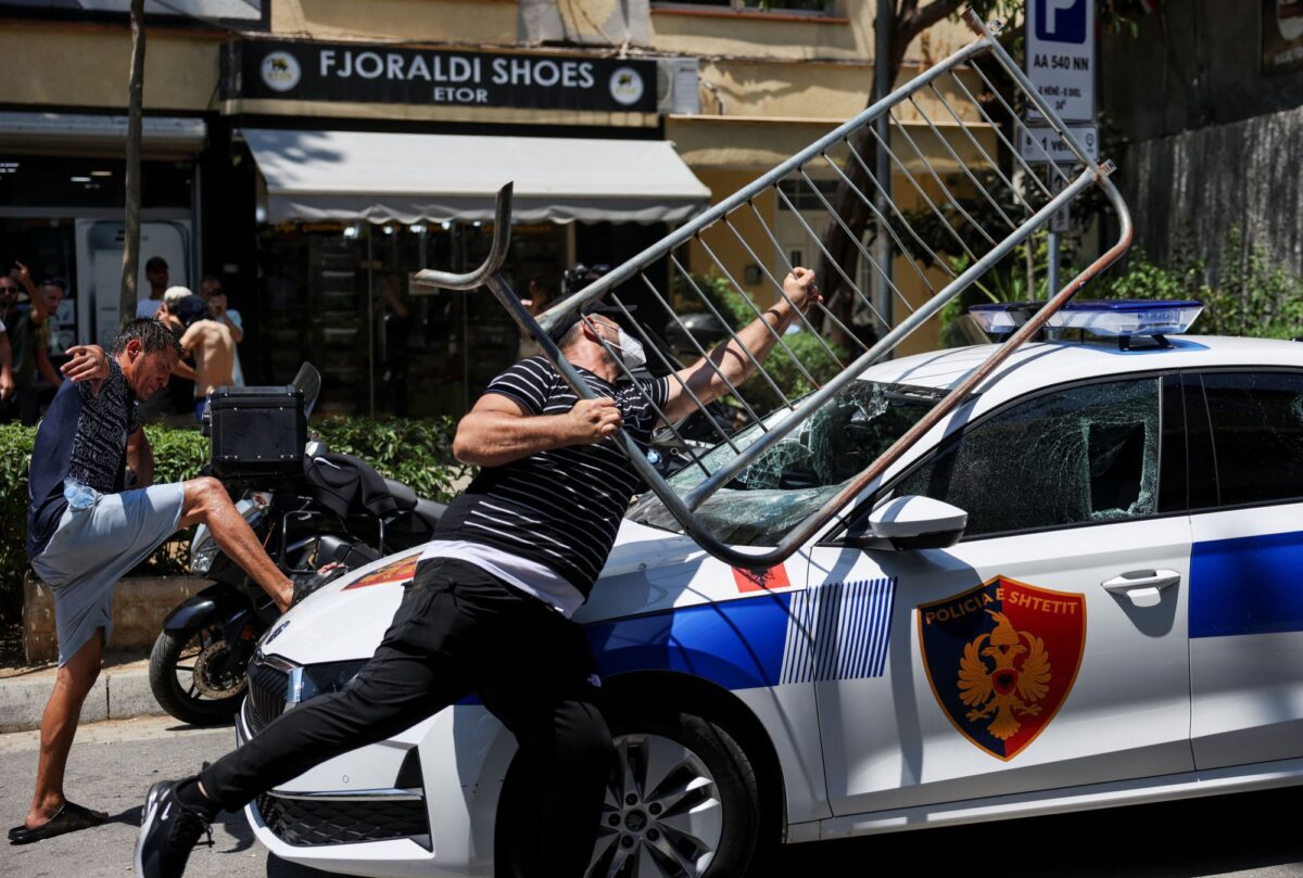 Απίστευτες εικόνες χάους στην Αλβανία: Συγκλονιστικά επεισόδια για το πολυτελές θέρετρο του Κούσνερ – Τραυματίες και συλλήψεις μπροστά στο κοινοβούλιο! - NewsPoint.gr